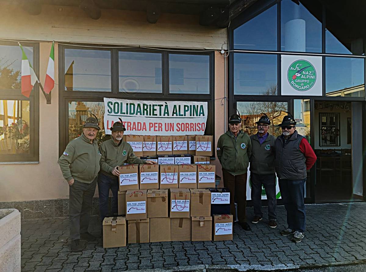 Quaranta pacchi dono con viveri di prima necessità per le famiglie in difficoltà. L'ultimo "regalo" del 2024 degli Alpini 